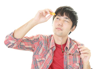 点眼する男性