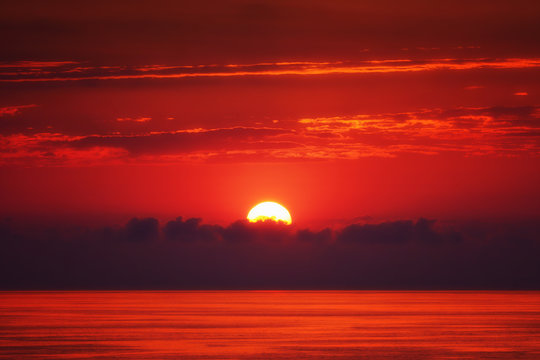 Fototapeta red sunset over the sea