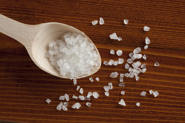 Obraz na płótnie Canvas Sea salt in wooden scoop