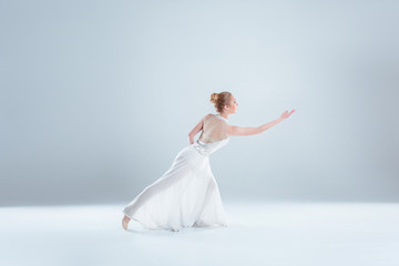 Fototapeta na wymiar young and beautiful ballet dancer