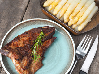 Spare rips with white asparagus