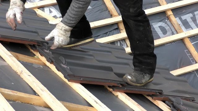Dachdecker bei der Arbeit
(Dachdecker 08)