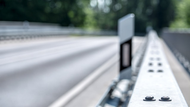 eine gut ausgebaute Stra&szlig;e mit Leitplanken und Begrenzungspf&auml;hlen