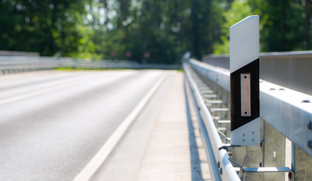 eine gut ausgebaute Stra&szlig;e mit Leitplanken und Begrenzungspf&auml;hlen