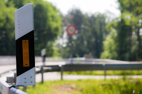 eine gut ausgebaute Stra&szlig;e mit Leitplanken und Begrenzungspf&auml;hlen