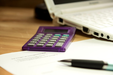 Taschenrechner und Laptop auf einem B&uuml;rotisch