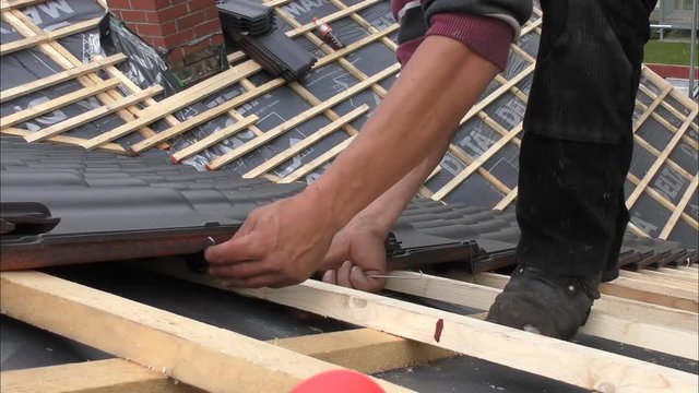 Dachdecker bei de Arbeit
(Dachdecker 10)