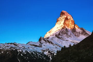 Crédence de cuisine en verre imprimé Cervin Golden sunlight shine on Matterhorn in early morning