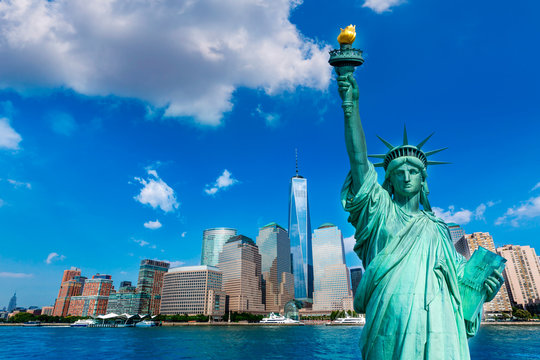 Liberty Statue and New York skyline US © lunamarina