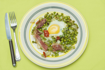 huevos con guisantes y jamon