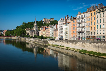Fototapeta na wymiar Lyon : vue sur le quartier Saint Georges et les façades, l'église et la Saône