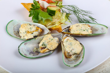 Baked mussels in cream sauce
