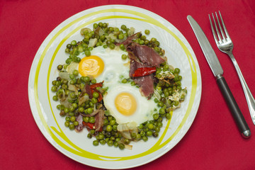 huevos con guisantes y jamon