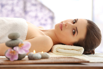 Obraz na płótnie Canvas Woman relaxing in spa salon