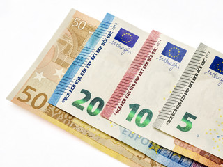 Billetes de euro sobre fondo blanco