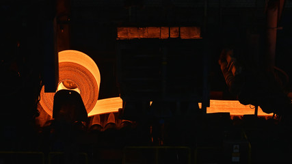 Stahlindustrie - Herstellung von Blechen im Stahlwerk // Steel Industry - Production of sheet metal...