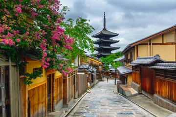 Poster Yasaka-pagode en Sannen Zaka-straat in de ochtend, Kyoto, Japan © Shootdiem