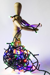 Manichino con filo di luci colorate