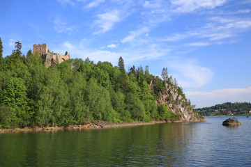 Fototapeta na wymiar Krajobraz zamku w Czorsztynie i okolic