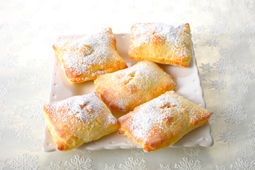 Teigtaschen mit Puderzucker