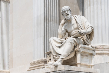 Statue des Herodot vor dem Parlament in Wien - obrazy, fototapety, plakaty