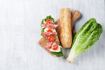 Sandwich with salad, prosciutto and mozzarella