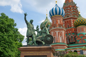 Fototapeta na wymiar Moscow, Russia - may 27, 2016: The Monument to Minin and Pozharsky on Red square near St. Basil's Cathedral