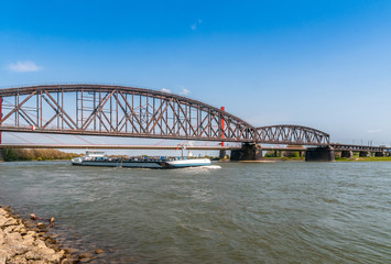 Fototapeta na wymiar 10107 Duisburg Haus-Knipp Eisenbahnbrücke