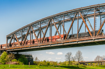 Fototapeta na wymiar Duisburg Haus-Knipp Eisenbahnbrücke 05