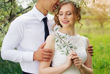 Красивые молодые влюбленные в оливковых деревьях. Свадьба.