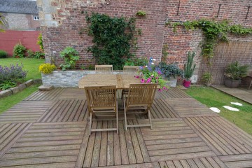 Mobilier extérieur sur un plancher en bois