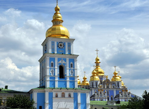 Kiew - Himmelblaues St. Michaelskloster mit strahlend goldenen T&uuml;rmchen