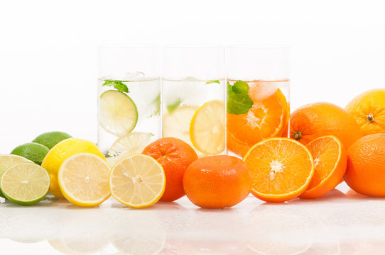 Erfrischende Kaltgetr&auml;nke im Sommer, gesunde Durstl&ouml;scher, mit frischen Fr&uuml;chten aromatisiertes Mineralwasser, kalorienarme Fitnessdrinks, viel Trinken ist gesund!, plakativ