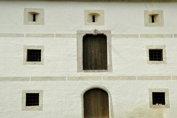 Fototapeta na wymiar Alte Fassade Wirtschaftsgebäude Heiligenkreuz