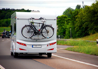 Wohnmobil mit Fahrradträger auf der Autobahn