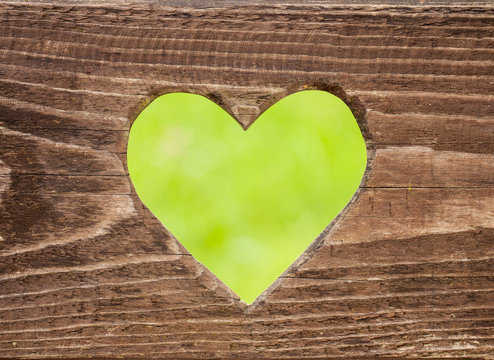 Grünes Herz in Holz geschnitten