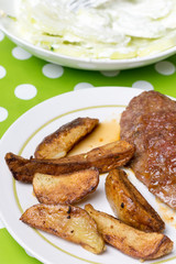 Stuffed burger with potatoes