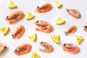 Aluminium Prints Sea Food Boiled prawns with sliced lemon. Food pattern. 