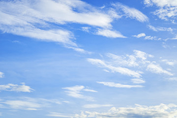 Obraz premium Blue sky background with tiny clouds