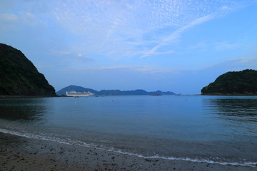 栄松ビーチと大島の間を航行する観光船