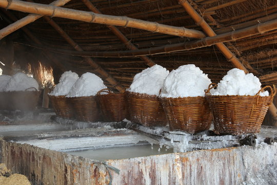 Salzwasser wird zur Salzgewinnung eingekocht, Dasol in der Provinz Pangasinan, Philippinen 