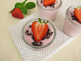 Erdbeermousse Dessert mit frischen Erdbeeren und Kakao