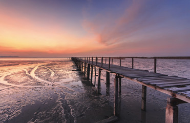 Obraz premium Abandon Jetty on low tide beach with colorful sunrise. Teluk Tempoyak in Penang, Malaysia