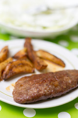 Stuffed burger with potatoes