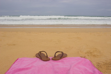 Пляжный отдых. \ Пляж,песок,море и синее небо.