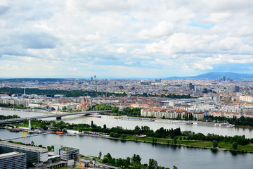 Obraz premium Bewölktes Wien mit Donau und Donauinsel