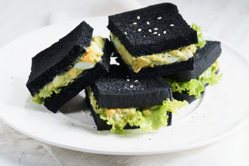 green avocado and egg sandwich