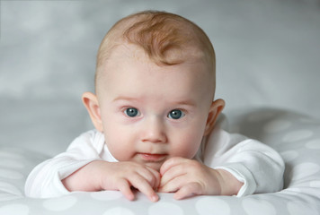 Bébé avec un joli regard