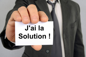 Homme tenant un carton avec écrit j'ai la solution
