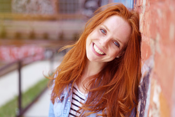 schöne frau mit blauen augen und roten haaren